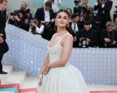 Met Gala 2023: ਮੇਟ ਗਾਲਾ 'ਚ ਸਫੇਦ ਗਾਊਨ ਪਾ ਪਹੁੰਚੀ ਆਲੀਆ ਭੱਟ, ਭੈਣ ਸ਼ਾਹੀਨ ਸਣੇ ਫੈਨਜ਼ ਬੋਲੇ- 