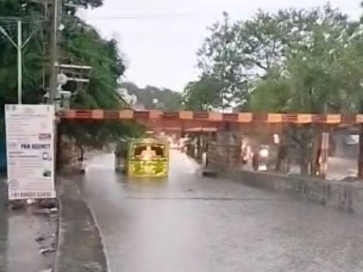 A private mini bus got stuck in rain water in coimbatore TNN கோவையில் பெய்து வரும் தொடர் கனமழை - வெள்ளத்தில் சிக்கிய மினி பஸ்