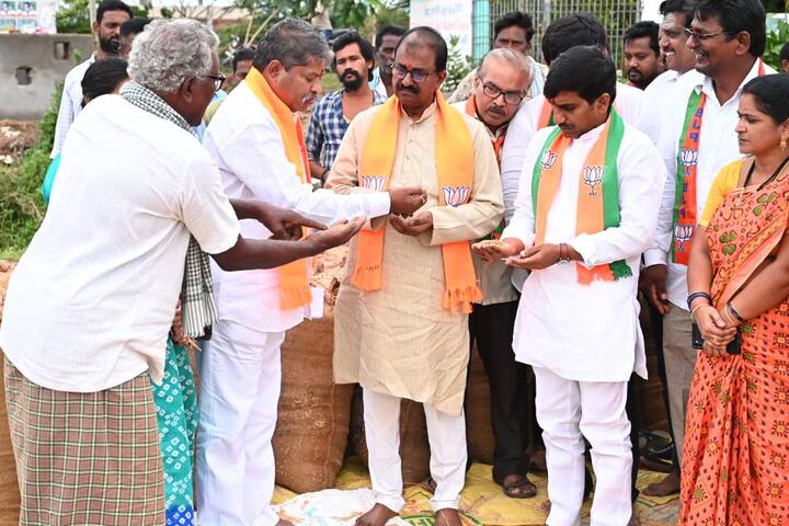 పంట నష్టానికి సంబంధించిన వివరాలను తెలుసుకుంటున్న బీజేపీ నేతలు