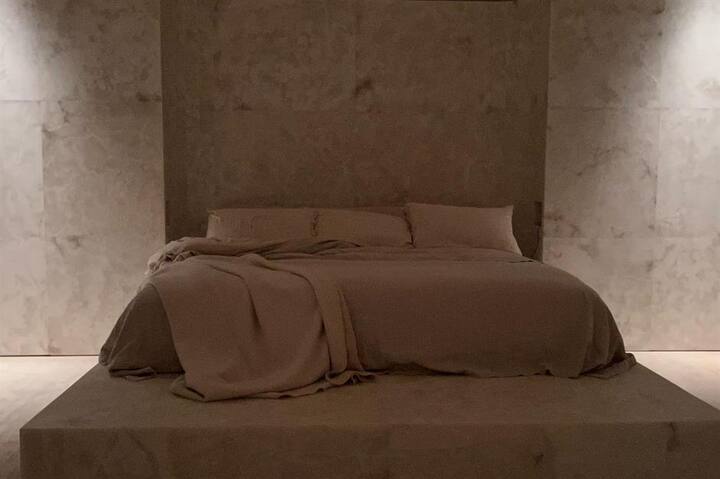 किम की इस हवेली में पांच बेडरूम और बड़ा सा लिविंग एरिया है. इसे किम और कान्ये वेस्ट ने इस विला को साल 2014 में वापस खरीदा था.