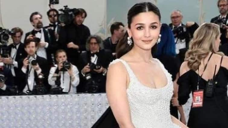 Alia Bhatt arrived as an angel wearing a white gown at the event, everyone was impressed by her beauty Met Gala 2023: ઈવેન્ટમાં સફેદ ગાઉન પહેરીને એન્જલ બનીને પહોંચી Alia Bhatt, સૌ કોઈ તેની ખૂબસૂરતીના દિવાના