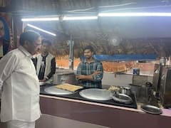 In Pics: పాకలోని ఇడ్లీ తిన్న వెంకయ్య నాయుడు - రుచి అద్భుతంగా ఉందని అభినందనలు, అవాక్కైన స్థానికులు