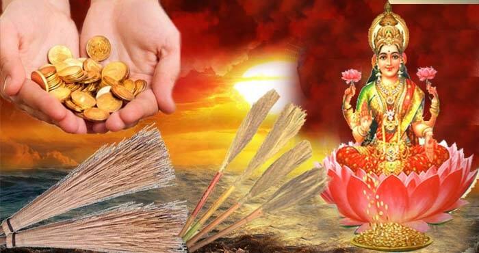 જો તમે ઘરની સફાઈ માટે નવી સાવરણી ખરીદો છો, તો તરત જ જૂની સાવરણી ફેંકશો નહીં. આવું કરવાથી અશુભ થાય છે. હોલિકા દહન, અમાવસ્યા કે શનિવારે જૂની સાવરણી હંમેશા ફેંકી દેવી જોઈએ.  આ સિવાય તમે ગ્રહણ પૂર્ણ થયા પછી પણ જૂની સાવરણી ફેંકી શકો છો.