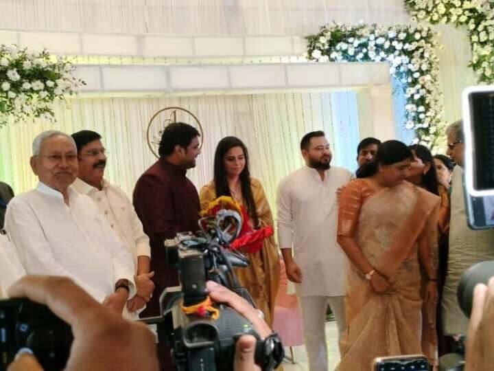 विश्वनाथ फार्म में आयोजित सगाई में इसमें राज्य के सीएम नीतीश कुमार और डिप्टी सीएम तेजस्वी यादव ने पहुंचकर दोनों को शुभकामनाएं दी थी.