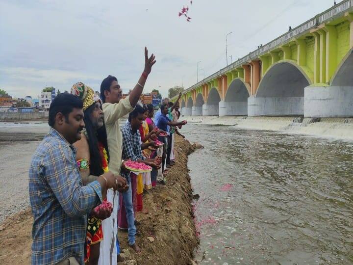 Chithirai Festival : கள்ளழகர் வைகையாற்றில் எழுந்தருளுவதற்காக வைகை ஆற்றில் தண்ணீர் வருவதை பூத்தூவி வரவேற்ற பொதுமக்கள்..