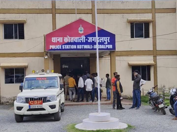 jagdalpur Congress workers Beaten By IPS officers had to eat gutkha MP representative was also beaten Chhattisgarh: IPS अधिकारी के सामने कांग्रेस कार्यकर्ता को गुटखा खाना पड़ा महंगा, जमकर हुआ बवाल