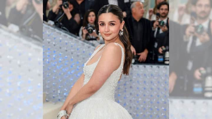 Alia Bhatt In Met Gala 2023: बॉलिवूड अभिनेत्री आलिया भट्टनं यंदा मेट गाला 2023 मध्ये आपला डेब्यू केला आहे.