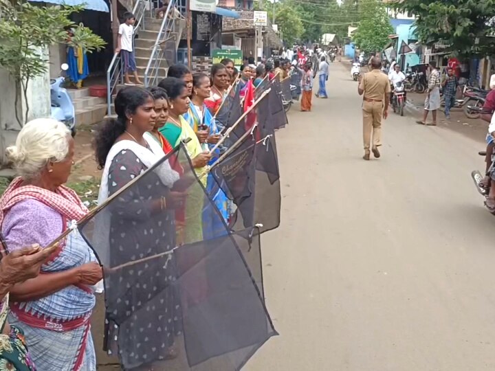 மயிலாடுதுறை அருகே வீடுகளில் கருப்பு கொடி ஏற்றி பொதுமக்கள் போராட்டம்