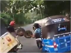 टायर पंचर होने पर ऑटो को बिना रोके बदल दिया टायर, ड्राइवर के टैलेंट को यूजर्स कर रहे सलाम