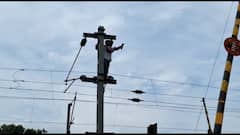 রেলের হাইটেনশন পোলের মাথায় 'মানসিক ভারসাম্যহীন' যুবক, হইচই বাঁকুড়ায়