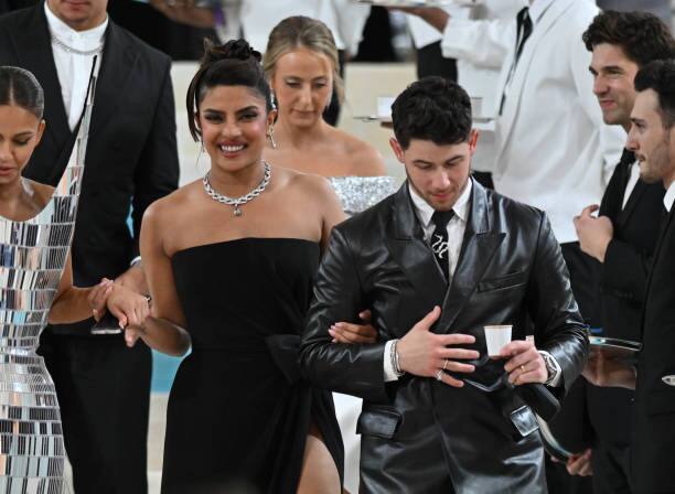 ਅਭਿਨੇਤਰੀ ਆਪਣੇ ਪਿਆਰੇ ਪਤੀ ਦੇ ਨਾਲ ਕਾਲੇ ਰੰਗ ਵਿੱਚ ਟਵੀਨਿੰਗ ਕਰਦਿਆਂ ਇਵੈਂਟ ਵਿੱਚ ਪਹੁੰਚੀ। ਪ੍ਰਿਯੰਕਾ ਨੇ ਬਲੈਕ ਵੈਲੇਨਟੀਨੋ ਥਾਈ-ਹਾਈ ਸਲਿਟ ਗਾਊਨ ਪਾਇਆ ਹੋਇਆ ਸੀ। ਇਸ ਦੌਰਾਨ ਸਾਰਿਆਂ ਦੀਆਂ ਨਜ਼ਰਾਂ ਅਭਿਨੇਤਰੀ ਦੇ ਹੀਰੇ ਦੇ ਹਾਰ 'ਤੇ ਟਿਕੀਆਂ ਹੋਈਆਂ ਸਨ।