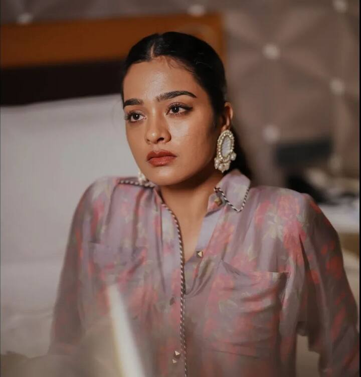 மீண்டும் நடிகர் விஜய் சேதுபதியுடன் இணைந்து புரியாத புதிர் படத்தில் நடித்தார்