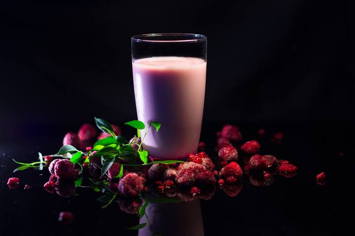 হাফ চামচ এলাচ গুঁড়োও দরকার। লাগবে ১ চিমটি জাফরান, ১ চামচ মধু। সঙ্গে ৫-৬ টুকরো বরফকুচি। তবে এটি বাধ্যতামূলক নয়।
