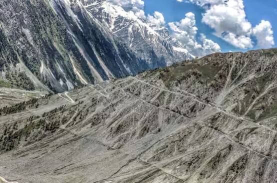 ਦਰਅਸਲ ਰੇਗਿਸਤਾਨ ਕਿਸੇ ਵੀ ਰੂਪ ਵਿੱਚ ਹੋ ਸਕਦਾ ਹੈ। ਮਤਲਬ ਰੇਗਿਸਤਾਨ ਵਿੱਚ ਰੇਤ ਤੋਂ ਲੈ ਕੇ ਬਰਫ਼ ਤੱਕ ਹੋ ਸਕਦੀ ਹੈ। ਵੈਸੇ ਤਾਂ ਰੇਗਿਸਤਾਨ ਦੀ ਪਰਿਭਾਸ਼ਾ ਇਹ ਹੈ ਕਿ ਜਿਸ ਖੇਤਰ ਵਿੱਚ ਇੱਕ ਸਾਲ ਵਿੱਚ 25 ਸੈਂਟੀਮੀਟਰ ਤੋਂ ਘੱਟ ਭਾਵ 9.8 ਇੰਚ ਮੀਂਹ ਪੈਂਦਾ ਹੈ, ਉਸ ਨੂੰ ਰੇਗਿਸਤਾਨ ਦੀ ਸ਼੍ਰੇਣੀ ਵਿੱਚ ਗਿਣਿਆ ਜਾਂਦਾ ਹੈ। ਇਹ ਗੱਲ ਵਿਗਿਆਨੀਆਂ ਕਹਿੰਦੇ ਹਨ।