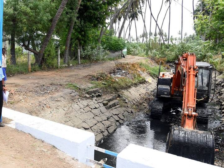 கரூரில் தூர்வாரும் பணியினை துவக்கி வைத்த ஆட்சியர் பிரபு சங்கர்