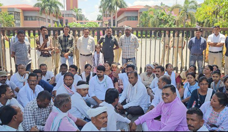 Congress MLA and AAP MLA protest Land acquisition in tapi  Tapi: જમીન સંપાદનને લઈ કૉંગ્રેસ-આમ આદમી પાર્ટીના ધારાસભ્ય આવ્યા એક મંચ પર, સાથે મળી કર્યો વિરોધ