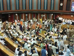 एमसीडी सदन में जमकर हुआ हंगामा, नए सत्र की पहली मीटिंग बिना चर्चा के हुई स्थगित