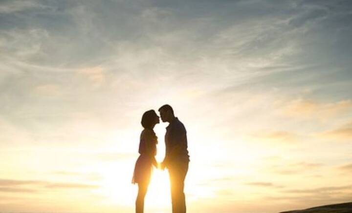 কিন্তু কিছু রাশির জাতক এ ব্যাপারে অত্যন্ত সচেতন। জীবনসঙ্গীকে হাসিখুশি রাখা, সম্পর্কে ভালবাসাকে টিকিয়ে রাখতে বাড়তে প্রচেষ্টা থাকে এঁদের। ছোট্ট ছোট্ট বিষয় এঁদের নজরে থাকে।