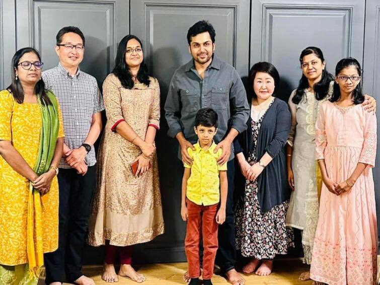 actor karthi fan travels from Japan to Tamilnadu to watch ponniyin selvan 2 movie பொன்னியின் செல்வன் 2 பார்க்க ஜப்பானில் இருந்து தமிழ்நாட்டுக்கு விசிட்... கவனமீர்த்த கார்த்தியின் ஜப்பான் ரசிகை!