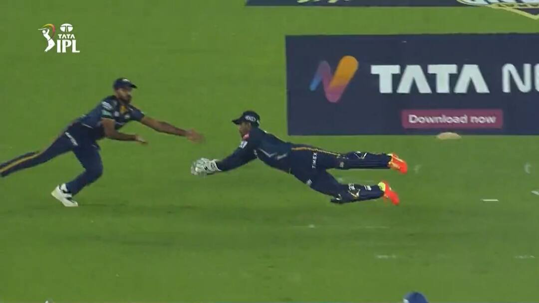Wriddhiman Catch Viral: ধরলেন অবিশ্বাস্য ক্যাচ, হাঁকালেন সেঞ্চুরি, দিল্লির বিরুদ্ধে নজর কাড়লেন 'সুপারম্যান' ঋদ্ধি IPL 2023 GT wicket keeper Wriddhiman Saha at 38 taking amazing catch watch Wriddhiman Catch Viral: ধরলেন অবিশ্বাস্য ক্যাচ, হাঁকালেন সেঞ্চুরি, দিল্লির বিরুদ্ধে নজর কাড়লেন 'সুপারম্যান' ঋদ্ধি