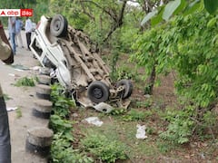 ములుగు జిల్లాలో పోలీసు జీపు బోల్తా, ఎస్ఐ సహా డ్రైవర్ మృతి