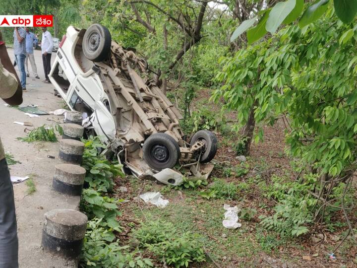 Mulugu Crime Eturnagaram SI and Driver Dies in A Road accident ములుగు జిల్లాలో పోలీసు జీపు బోల్తా, ఎస్ఐ సహా డ్రైవర్ మృతి