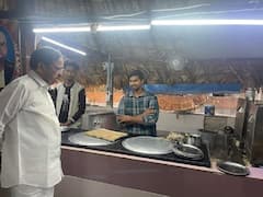 In Pics: పాకలోని ఇడ్లీ తిన్న వెంకయ్య నాయుడు - రుచి అద్భుతంగా ఉందని అభినందనలు, అవాక్కైన స్థానికులు