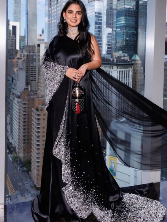 मेट गाला में ग्लैमरस लुक में पहुंची ईशा अंबानी, ब्लैक ड्रेस में दिखा रॉयल अंदाज