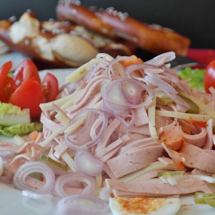 এই মরসুমে শরীরকে হাইড্রেট রাখতে ও পাচনতন্ত্র স্বাভাবিক রাখতে স্যালাড খুবই কার্যকরী।