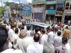 மயிலாடுதுறையில் சாலையின் நடுவே நின்ற அமைச்சர் வாகனத்தால் போக்குவரத்து பாதிப்பு 