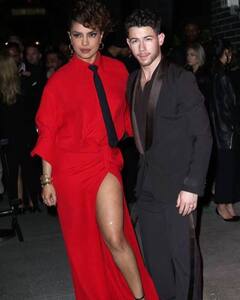 Met Gala की आफ्टर पार्टी में Priyanka Chopra ने पहनी ये हाई स्लिट रेड शर्ट, अतरंगी हेयरस्टाइल ने किया इंप्रेस