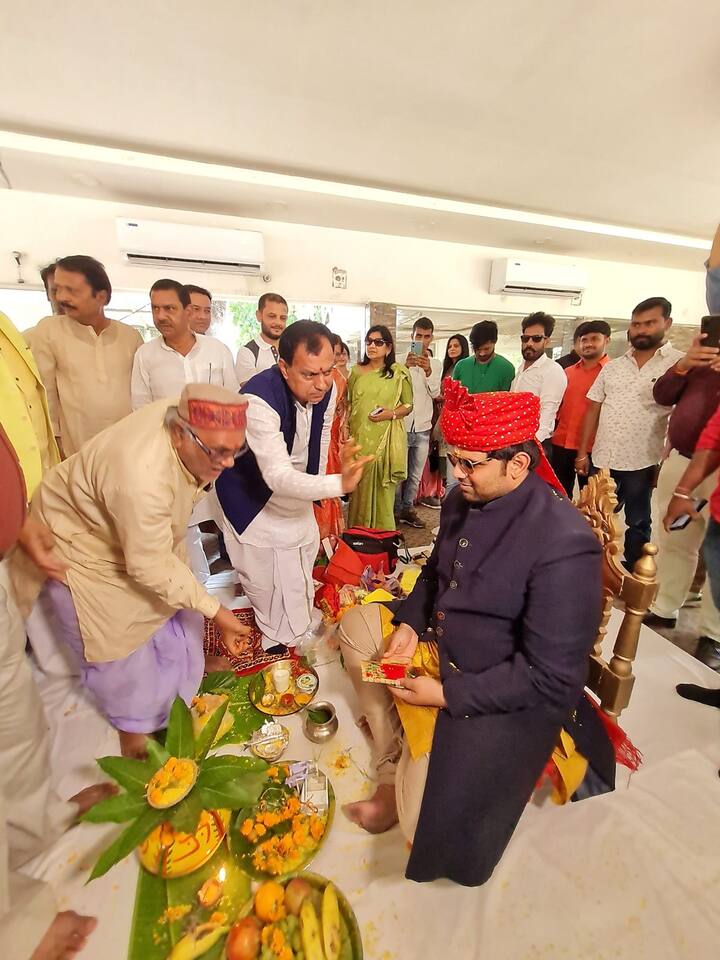 तिलक समारोह रविवार को संपन्न हुआ है. इसमें पूर्व सांसद का पूरा परिवार शामिल हुआ. तिलक समारोह की तस्वीरों में आनंद मोहन अपने बेटे को तिलक लगाते हुए नजर आ रहे हैं. तिलक समारोह की तस्वीरें सोशल मीडिया पर शेयर की गईं.