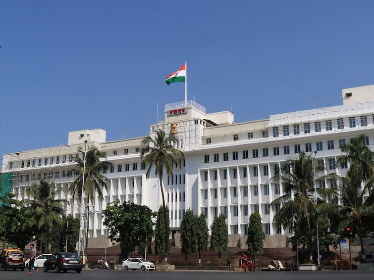 Maharashtra Government Transfers  10 IAS officers inclunding Tukaram Munde G Sreekanth and others Maharashtra IAS Transfer: राज्यातील 10 सनदी अधिकाऱ्यांच्या बदल्या; तुकाराम मुंडे यांचा वनवास संपला, 'या' खात्याची जबाबदारी