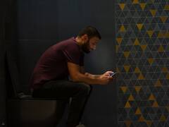 టాయిలెట్, బాత్రూమ్‌ల్లోకి ఫోన్లు ఎందుకు? ఆ అలవాటు మానకపోతే జరిగేది ఇదే!