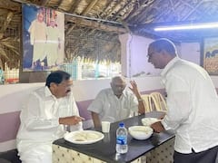 పూరిపాకలో ఇడ్లీ తిన్న మాజీ ఉప రాష్ట్రపతి - సడెన్‌గా రావడంతో అవాక్కైన స్థానికులు