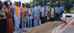 అకాల వర్షాలతో పంట నష్టపోయిన రైతులను పరామర్శించిన బీజేపీ అధ్యక్షుడు సోము వీర్రాజు
