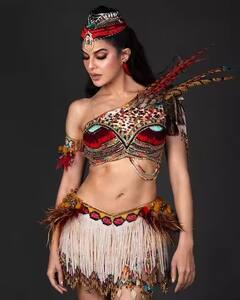 Jacqueline Fernandez Pics: જેકલિન ફર્નાન્ડિઝે ટ્રાયબલ લૂકમાં વર્તાવ્યો કેર, વધી ગઇ ફેન્સની ધડકનો, કહ્યું - 'ફાયર હૈ યે'