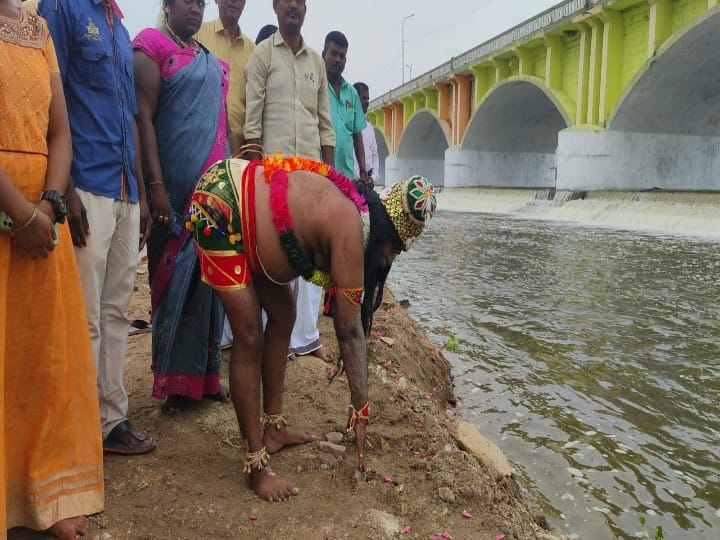 Chithirai Festival : கள்ளழகர் வைகையாற்றில் எழுந்தருளுவதற்காக வைகை ஆற்றில் தண்ணீர் வருவதை பூத்தூவி வரவேற்ற பொதுமக்கள்..