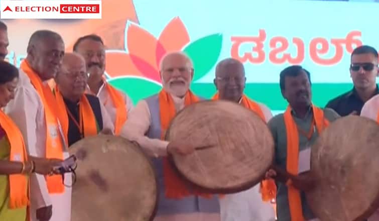 Karnataka Assembly Elections 2023  PM Narendra Modi tried his hands on a traditional instrument today in Chitradurga Karnataka Watch: PM મોદીએ ચિત્રદુર્ગમાં સંબોધન પહેલા કર્ણાટકના પારંપરિક વાદ્ય પર અજમાવ્યો હાથ, મંચ પર ઉપસ્થિત અન્ય નેતાઓએ આપ્યો સાથ