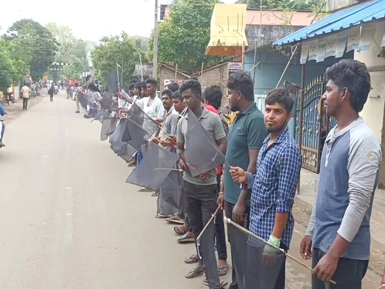 mayiladuthurai maapadugai village people Black Flag protest TNN மயிலாடுதுறை அருகே வீடுகளில் கருப்பு கொடி ஏற்றி பொதுமக்கள் போராட்டம்