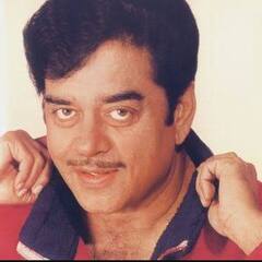 Bollywood Kissa: इस फिल्म के सेट पर शत्रुघ्न को मारने के लिए बेल्ट लेकर दौड़े थे शशि कपूर, एक्टर की इस हरकत से थे परेशान