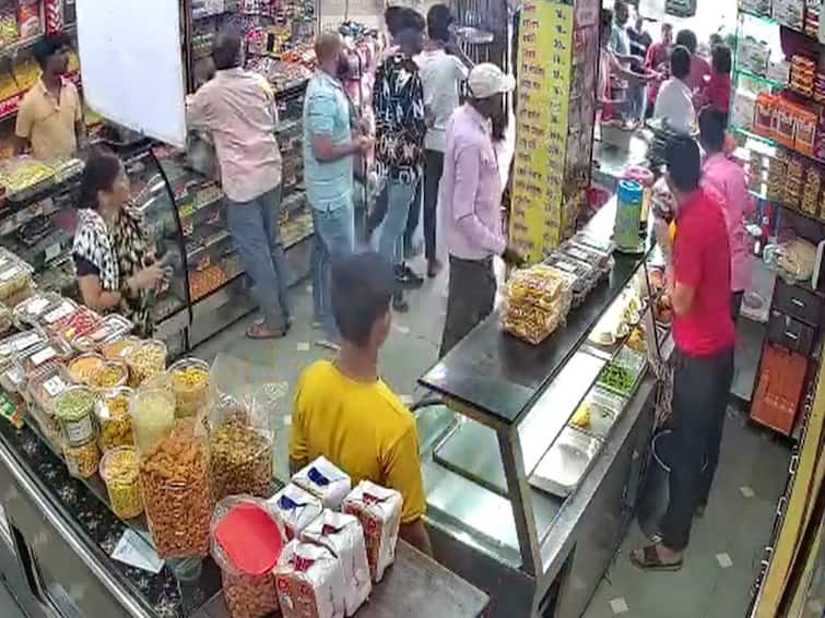 Sweet owner beaten up by suspects accused for demanding bill of foods incident in Satpur area Nashik Maharashtra Nashik Crime : नाशिक शहरात गुन्हेगारीचा कळस; नाश्ता केला, पैसे मागितले तर स्वीट मालकाला मारहाण 