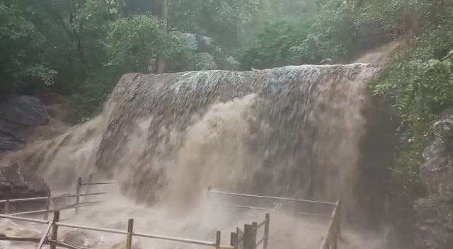 தேனியில் வெளுத்து வாங்கிய கோடை மழை.. சுருளி அருவி , கும்பக்கரை அருவிகளில் வெள்ளப்பெருக்கு