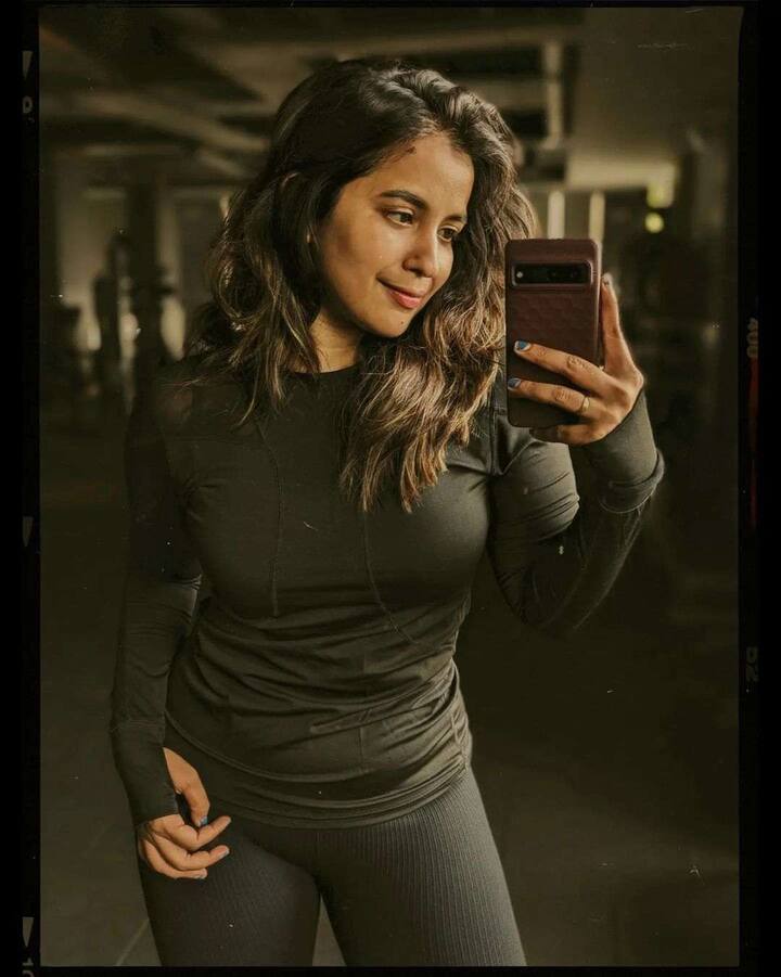 కోమలి ప్రసాద్ అందమైన ఫోటోలు