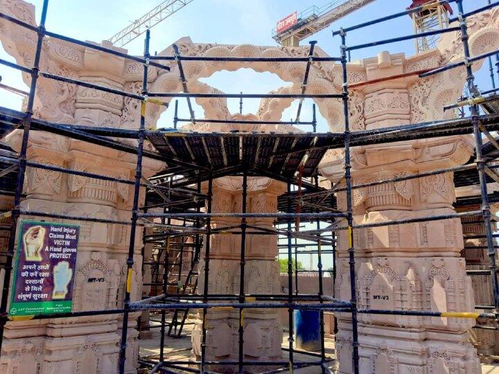 भगवान रामलला के मंदिर को इस तरह बनाया जा रहा है कि रामनवमी के दिन दोपहर में भगवान रामलला के मस्तक को सूर्य की किरण प्रकाशित करेगी  जिसके लिए विशेषज्ञों की टीम भी लगाई गई है.