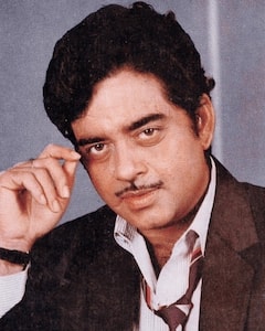 Bollywood Kissa: इस फिल्म के सेट पर शत्रुघ्न को मारने के लिए बेल्ट लेकर दौड़े थे शशि कपूर, एक्टर की इस हरकत से थे परेशान