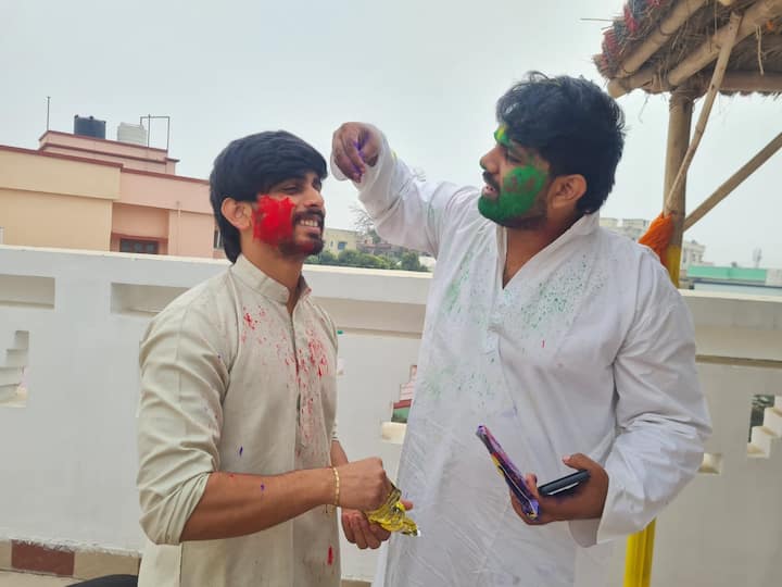 सूत्रों का कहना है कि शादी देहरादून में ही होगी. अंतर इतना होगा कि पहले जिस जगह पर बड़े तामझाम और ग्रैंड तरीके से शादी होनी थी वह अब नहीं होगी.