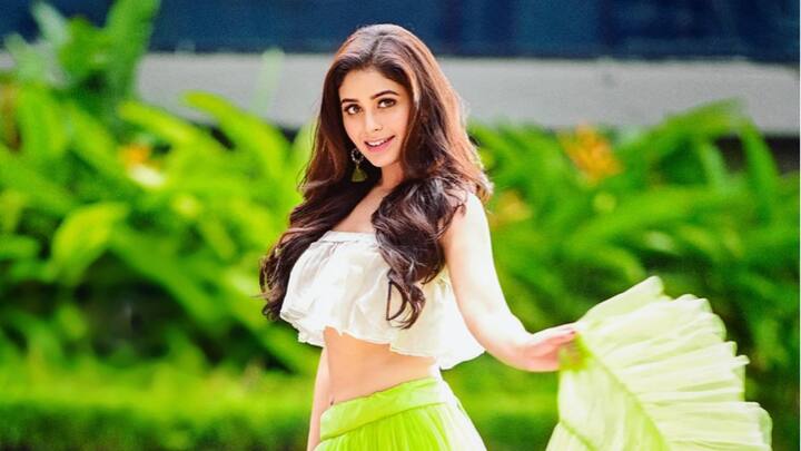 ঋতাভরী আরও বলছেন, 'তবে এই কাজটা আমার কাছে, বরং বলা ভাল আমাদের তিনজনের কাছেই ভীষণ বিশেষ। আমরা সবাই কোনও না কোনও ভাবে বিনোদন দুনিয়ার সঙ্গে যুক্ত। সবসময়েই নতুন কিছু করার পরিকল্পনা থাকে আমাদের। সেই ভাবনারই বাস্তব রূপান্তর এই টাইম বেবি।'