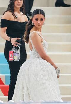 Alia Bhatt: ਮੈਟ ਗਾਲਾ 'ਚ ਇੰਨੀਂ ਮਹਿੰਗੀ ਡਰੈੱਸ ਪਹਿਨ ਕੇ ਪਹੁੰਚੀ ਆਲੀਆ ਭੱਟ, ਇੱਕ ਲੱਖ ਮੋਤੀਆਂ ਨਾਲ ਬਣੀ ਹੈ ਖਾਸ ਡਰੈੱਸ