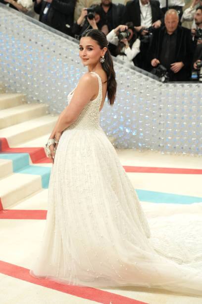 ਇਸ ਦੇ ਨਾਲ ਹੀ ਉਸ ਦਾ ਗਾਊਨ ਵੀ ਕਾਫੀ ਆਕਰਸ਼ਕ ਸੀ। ਇਸ ਡਰੈੱਸ ਨੂੰ ਬਣਾਉਣ 'ਚ 1 ਲੱਖ ਤੋਂ ਜ਼ਿਆਦਾ ਮੋਤੀਆਂ ਦੀ ਵਰਤੋਂ ਕੀਤੀ ਗਈ ਹੈ, ਜੋ ਮੇਡ ਇਨ ਇੰਡੀਆ ਹੈ।